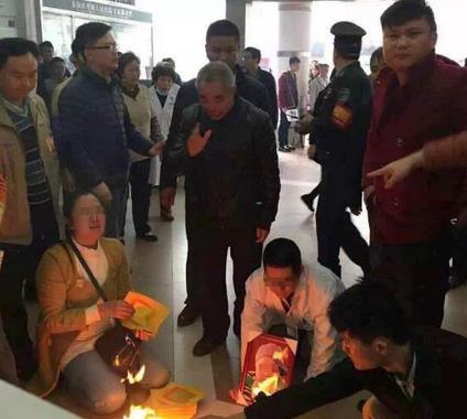 深圳10月大男婴身亡 十多人逼医生下跪烧纸钱