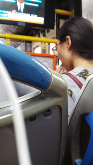 深圳66公交有人公然吃鸭脖子，上车经常有人插队