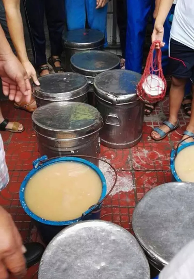 网爆廉江一学校竟用潲水桶装粥给学生食