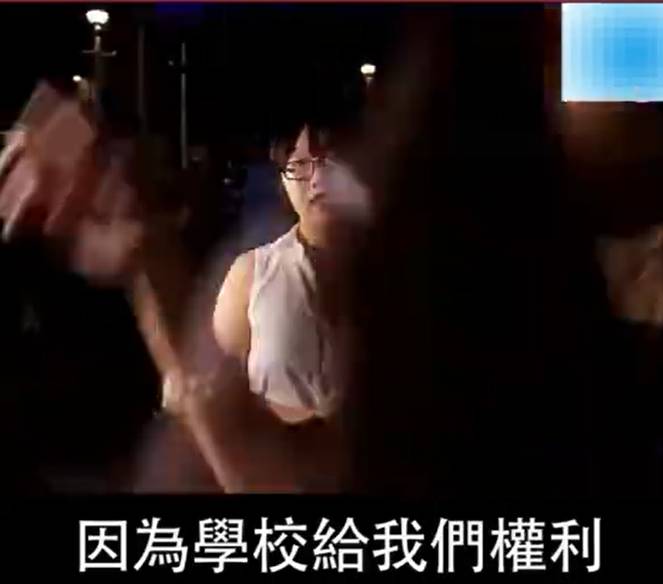 内地女生怒撕港中大“港独”海报，单挑“港独”学生会：你们不能代表我！_金羊网新闻