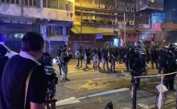 激进示威者向警务人员掷砖纵火 香港特区政府强烈谴责