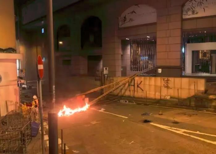 香港警方拟控告28日暴力示威事件45人 部分涉暴动罪