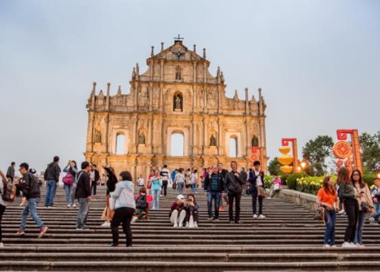  何鸿燊在澳门建了一座金色大楼，周边都是旅游景点，每年游客如云