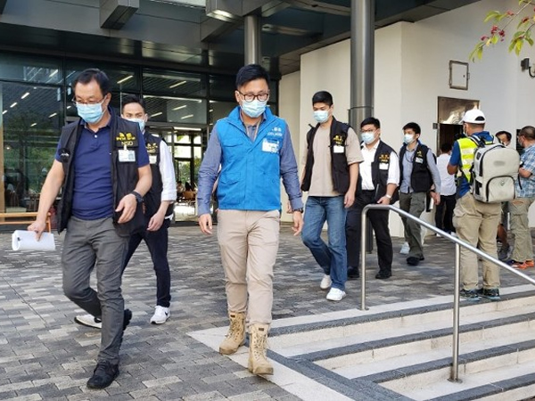 港中大百人举“港独”旗喊“港独”口号游行，香港警务处国安处到校园搜证