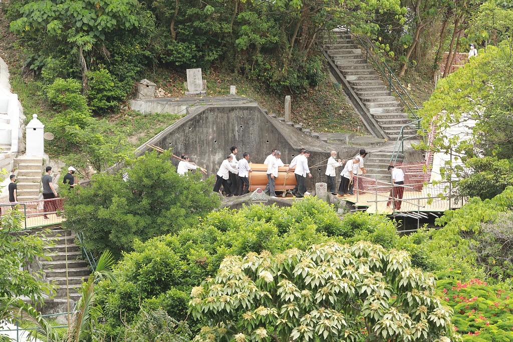 赌王何鸿燊正式落葬入土为安，四名儿子到场送行