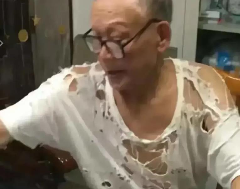 广东人究竟有多节俭？珠海一位本地小康老伯打麻将衣服烂成网