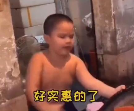 广东最小「卖鱼胜」做生意很厉害，学赚钱是最好的正能量