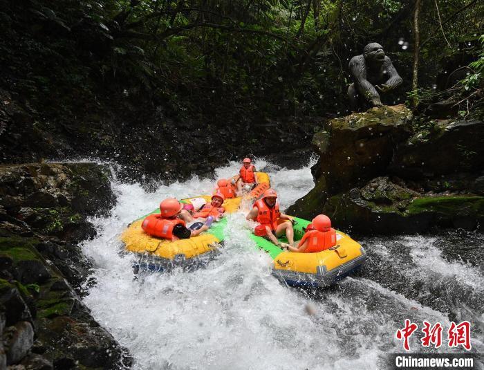 游客在广东清远古龙峡体验漂流 柳青 摄