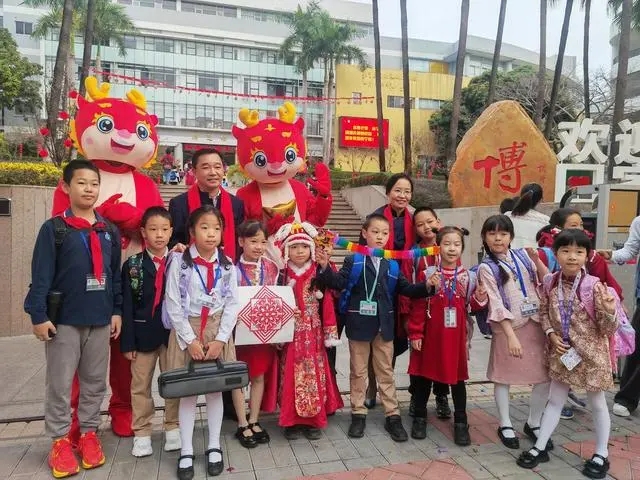 舞龙同歌声交错，广府与国际交融——广州市中小学生这样花式迎开学