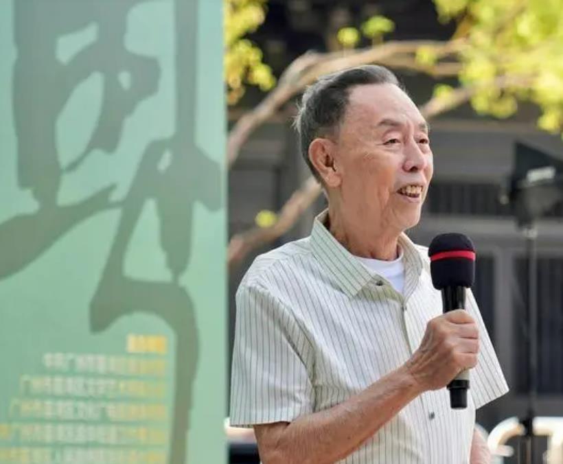 “羊城笑星”黄俊英现身荔湾湖，与弟子打造粤语艺术盛宴