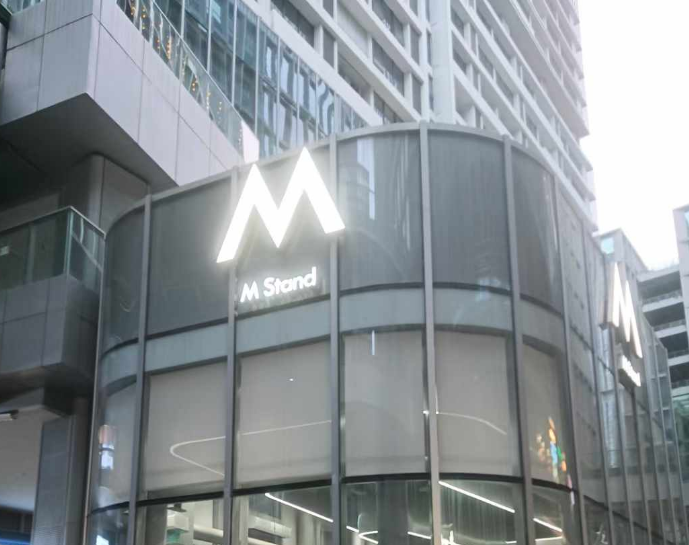 广东深秋有些凉爽，很多人穿起来外套，很多人只是不够实事求是