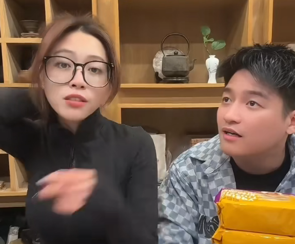 66酱六婶反驳被质疑自己装假波：忽大忽小的才是真的