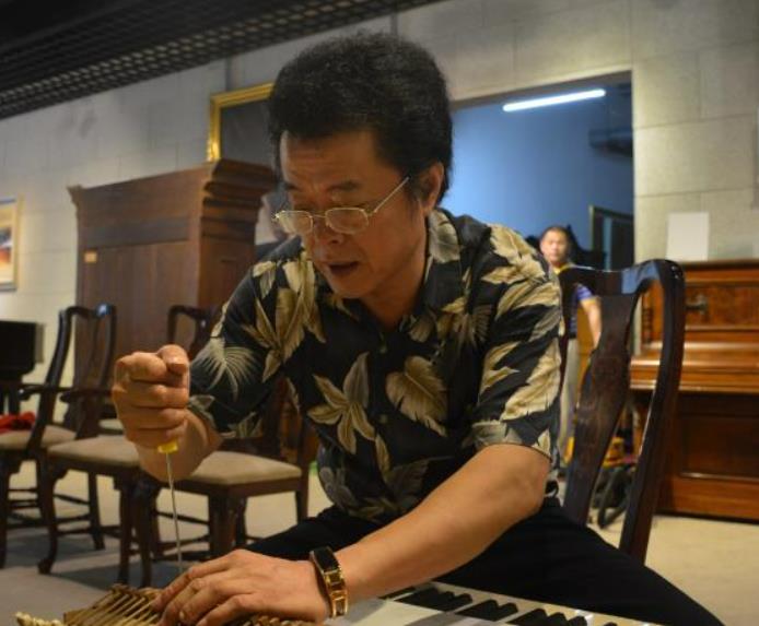 黄三元巧手调律 让百岁古钢琴重焕青春
