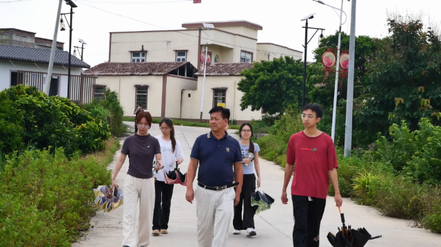 张永标理事长带领实践团成员参观种植园