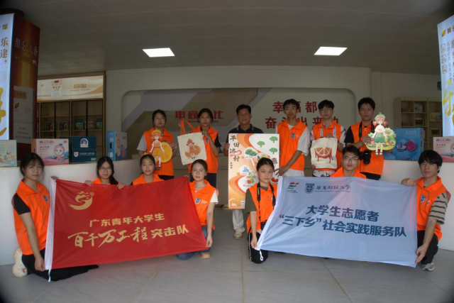 实践团成员与合作社理事长张永标合影