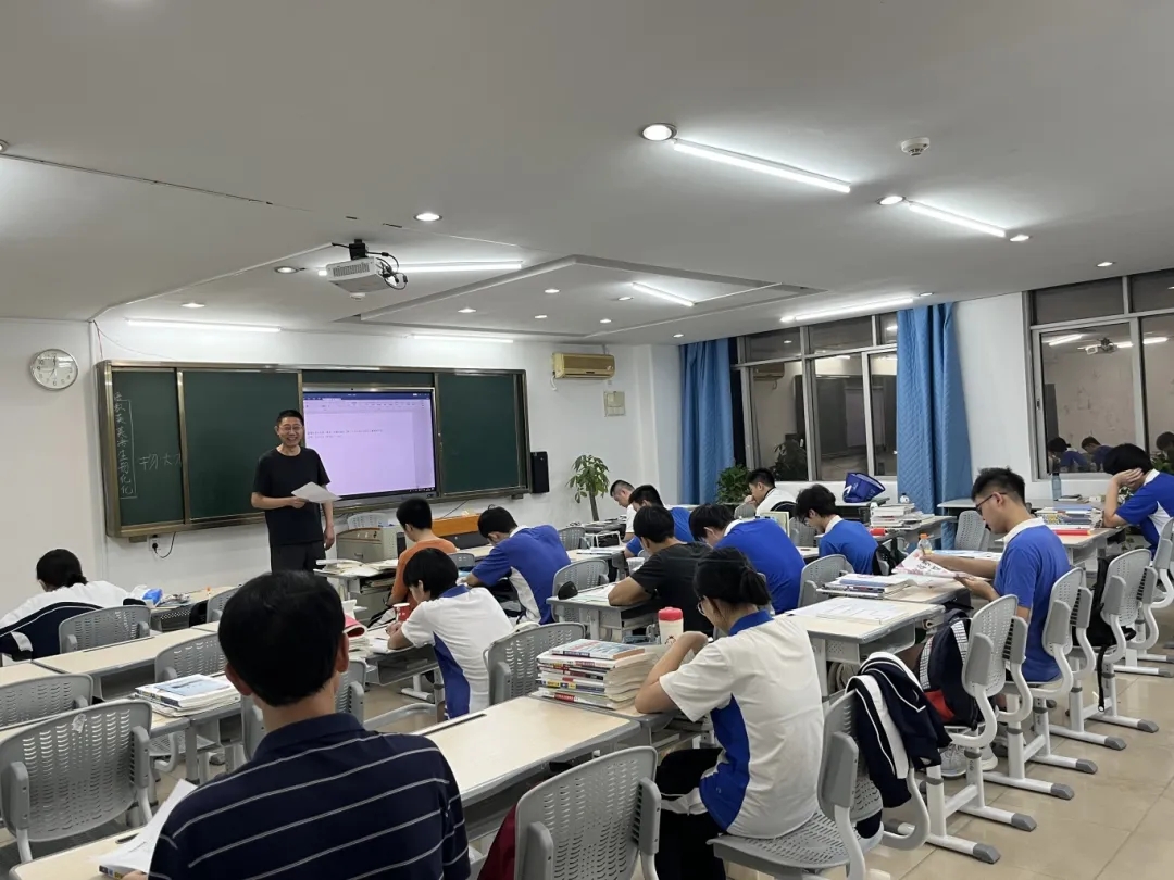 青春再启程 | 深圳城院复读班开学首日：师生共燃，高效课堂点亮求知征途
