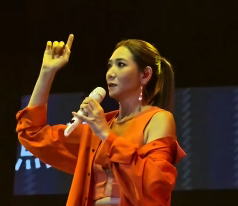 50岁车婉婉激情四射，演唱粤语神曲《皆大欢喜》