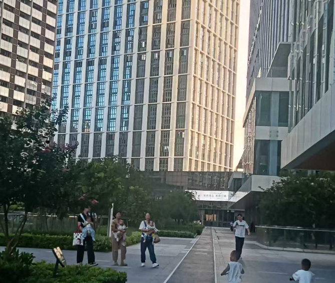 南山西丽文光村是曾经偏远破败不堪的农村，现在居然都有CBD