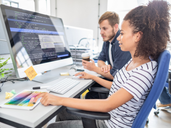 网站运营外包给专业团队，比请个半桶水全职员工好很多